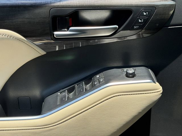 Used 2024 Toyota Highlander Platinum FWD image 24