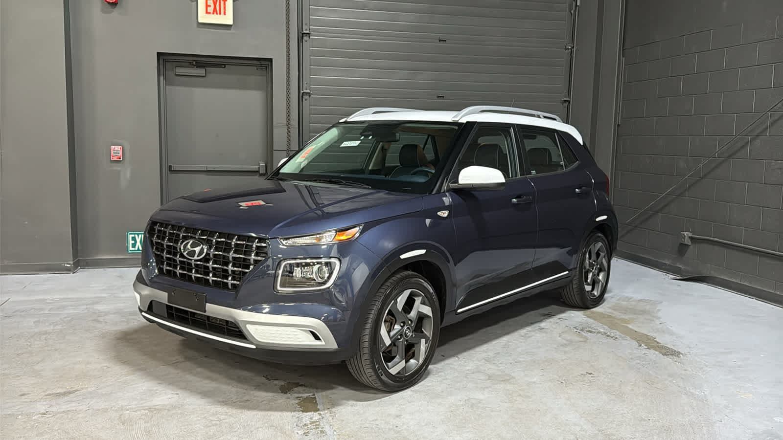 Used 2023 Hyundai Venue Limited w/ Cargo Package FWD image 3