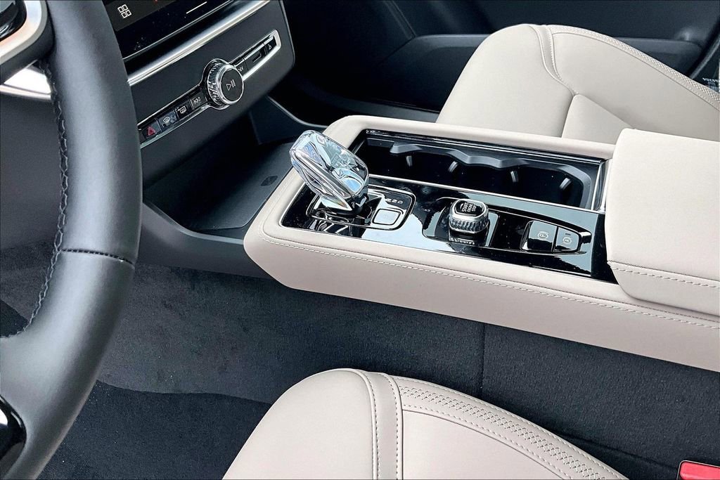New 2026 Volvo XC90 T8 Core w/ Protection Package Premier image 32