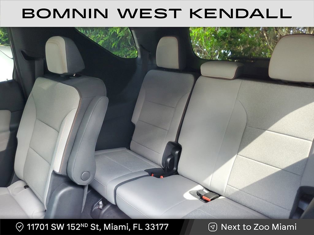 Used 2025 Chevrolet Traverse LT w/ Driver Confidence Package image 13