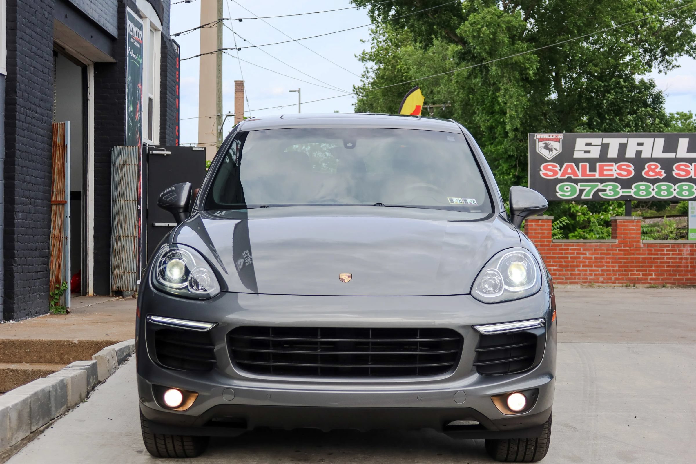 Used 2016 Porsche Cayenne w/ Premium Package AWD/4WD image 2