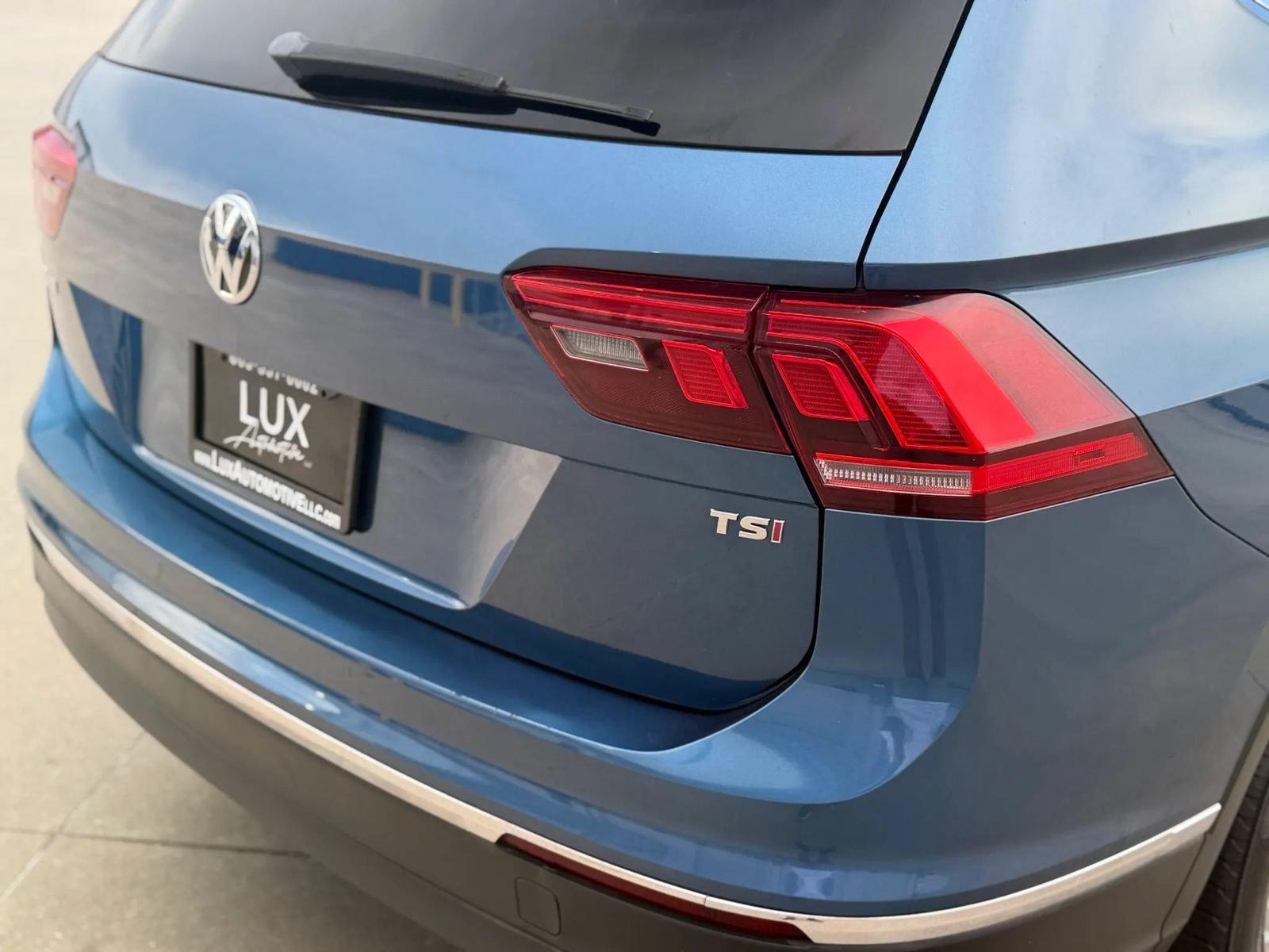 Used 2018 Volkswagen Tiguan SE w/ Front Fog Lights Package FWD image 8