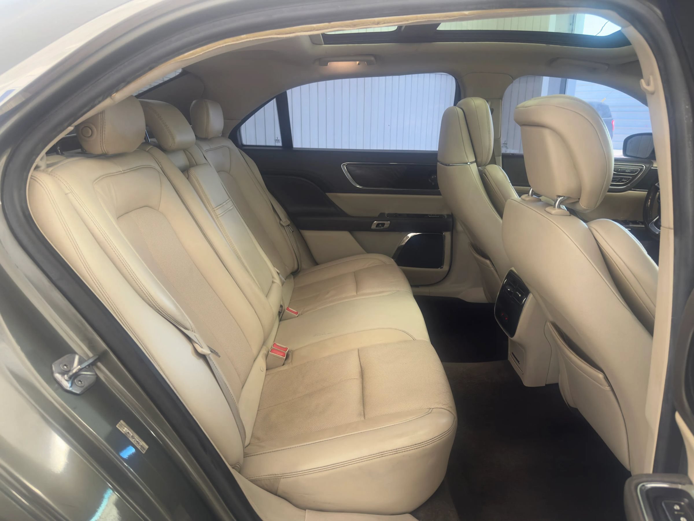 Used 2017 Lincoln Continental Select w/ Technology Package FWD image 11