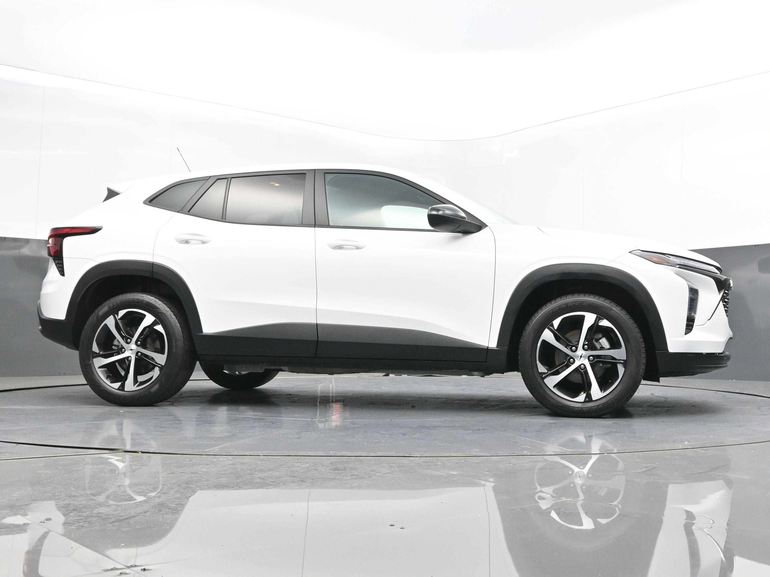 Certified 2024 Chevrolet Trax RS w/ Driver Confidence Package image 38
