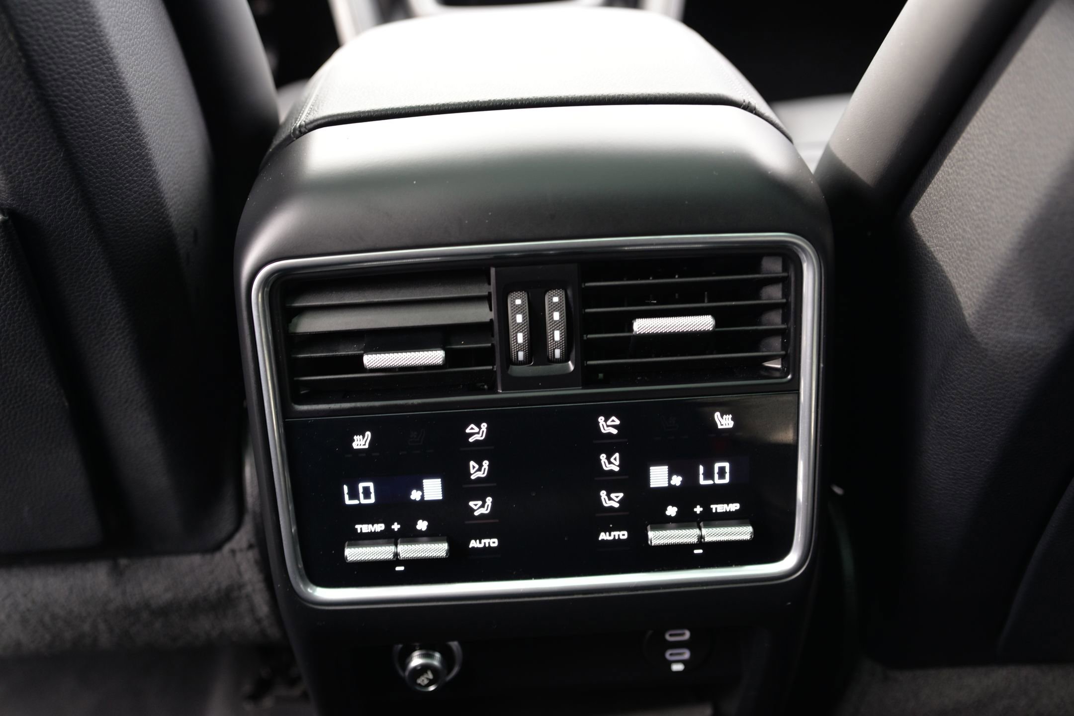 Certified 2022 Porsche Cayenne Platinum Edition image 29