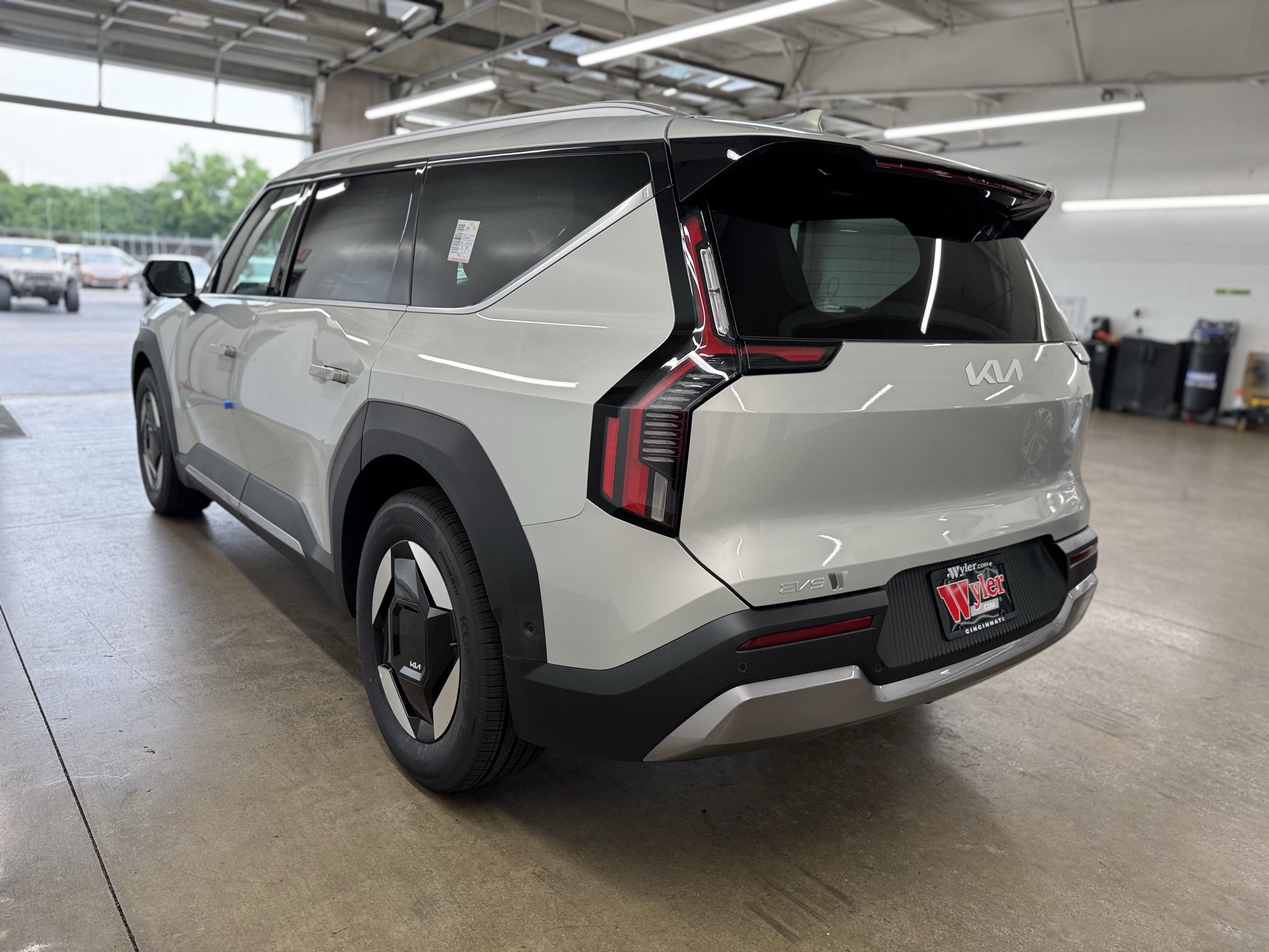 New 2026 Kia EV9 Wind image 5