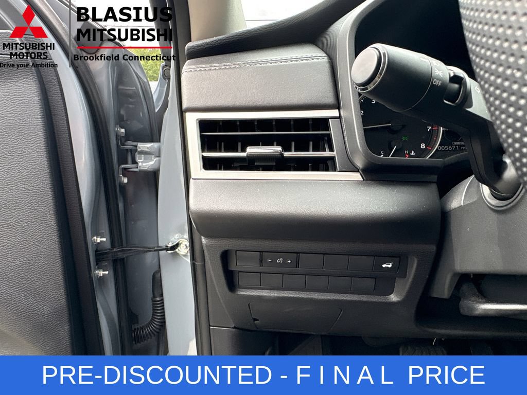Used 2025 Mitsubishi Outlander AWD image 23