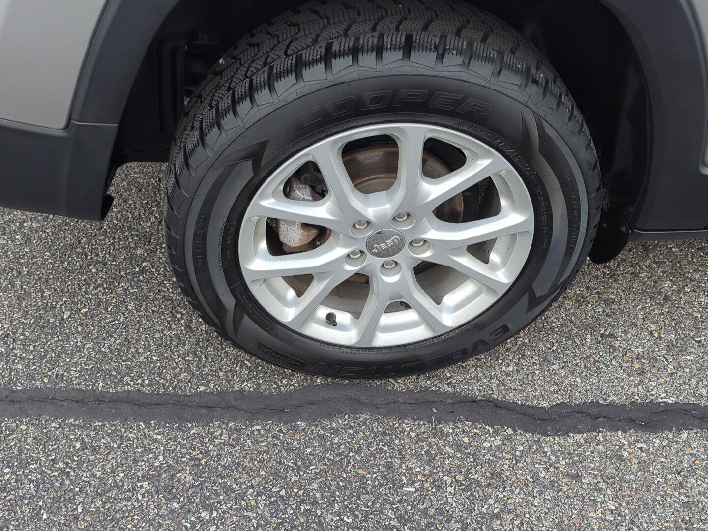 Used 2015 Jeep Cherokee Sport w/ Sport Appearance Group image 7