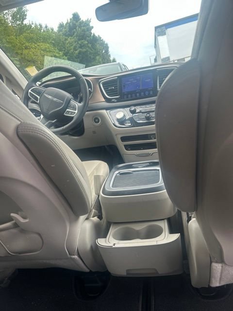 Used 2017 Chrysler Pacifica Touring-L Plus w/ Advanced Safetytec Group FWD image 27