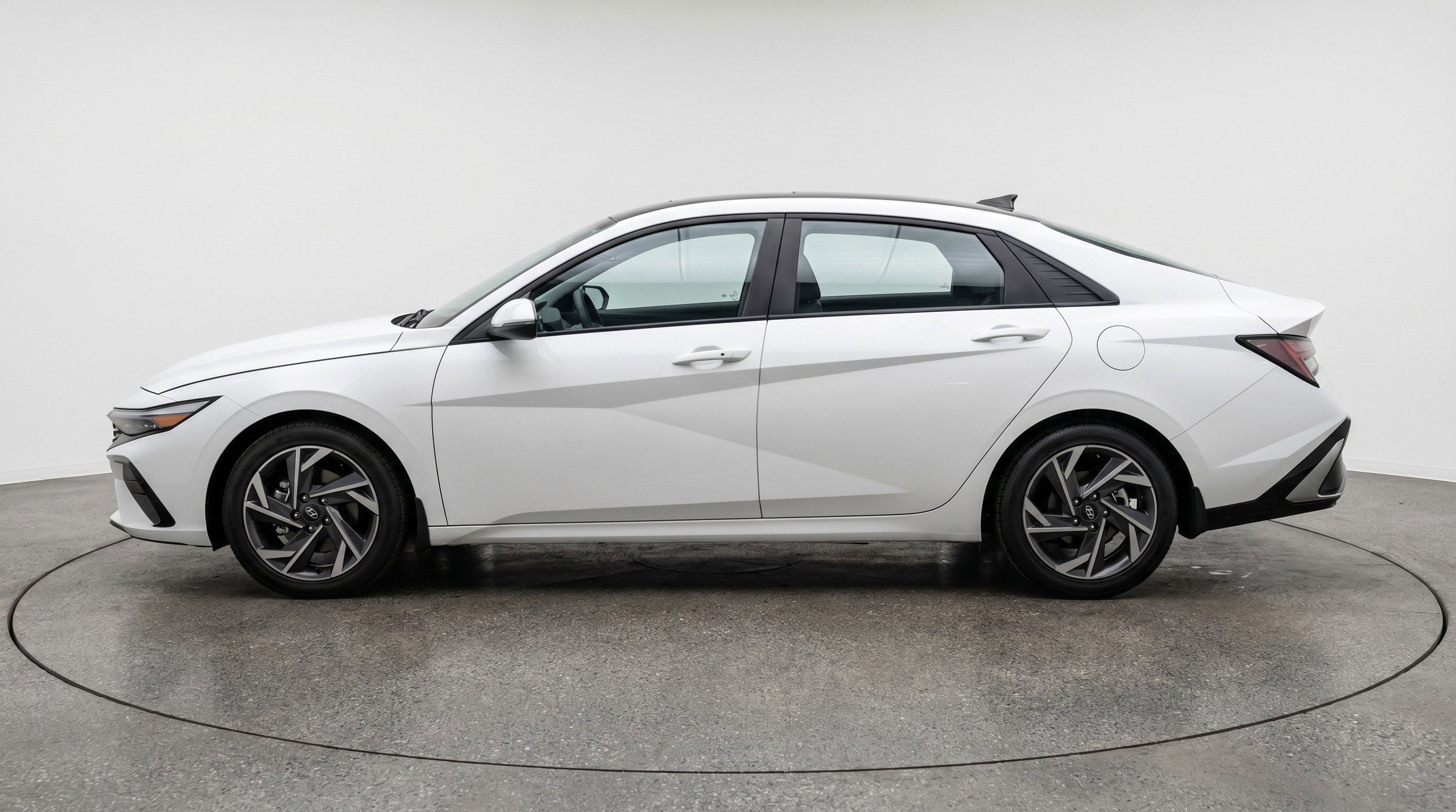 Used 2025 Hyundai Elantra SEL FWD image 5