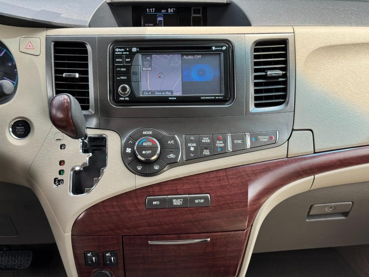 Used 2014 Toyota Sienna XLE FWD image 17