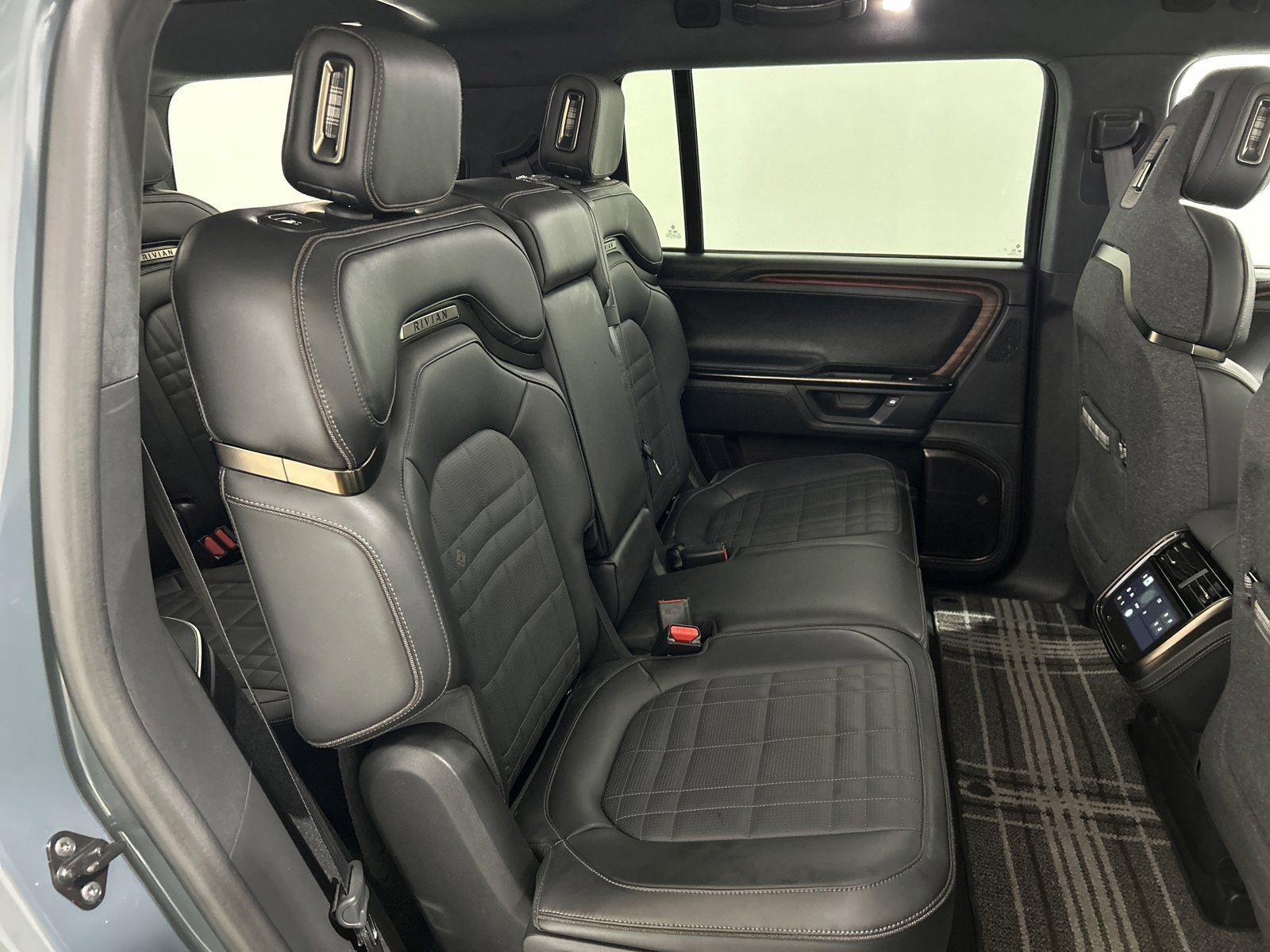 Used 2025 Rivian R1S Premium AWD/4WD image 23