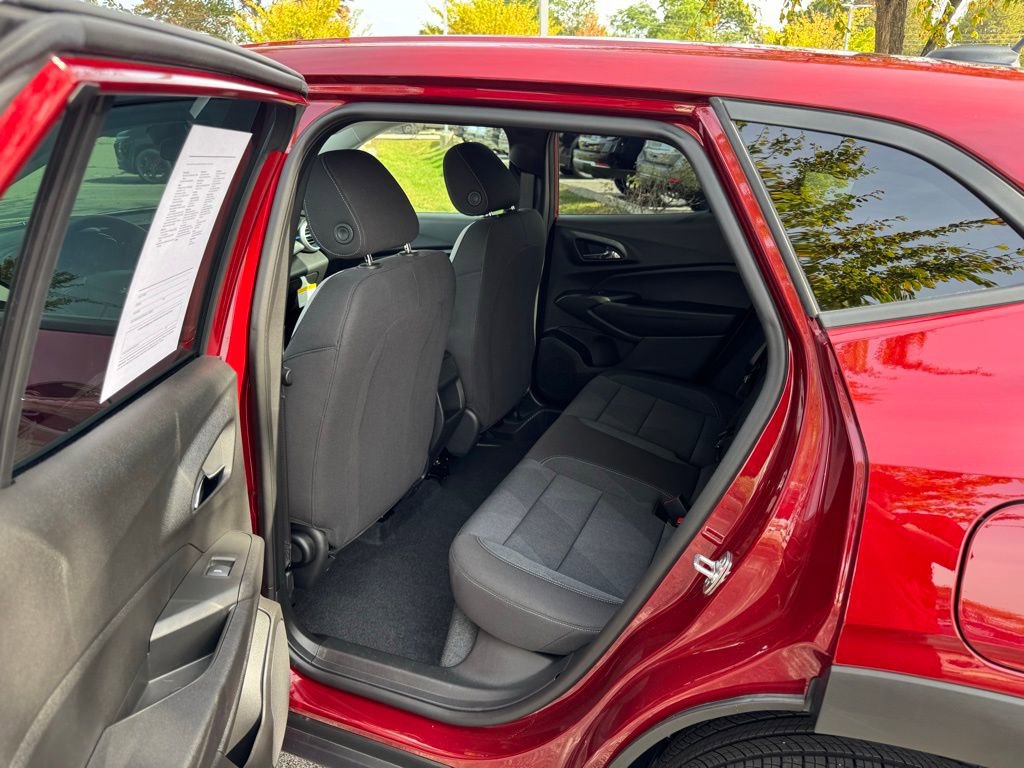 Used 2025 Chevrolet Trax LS w/ LS Convenience Package image 18