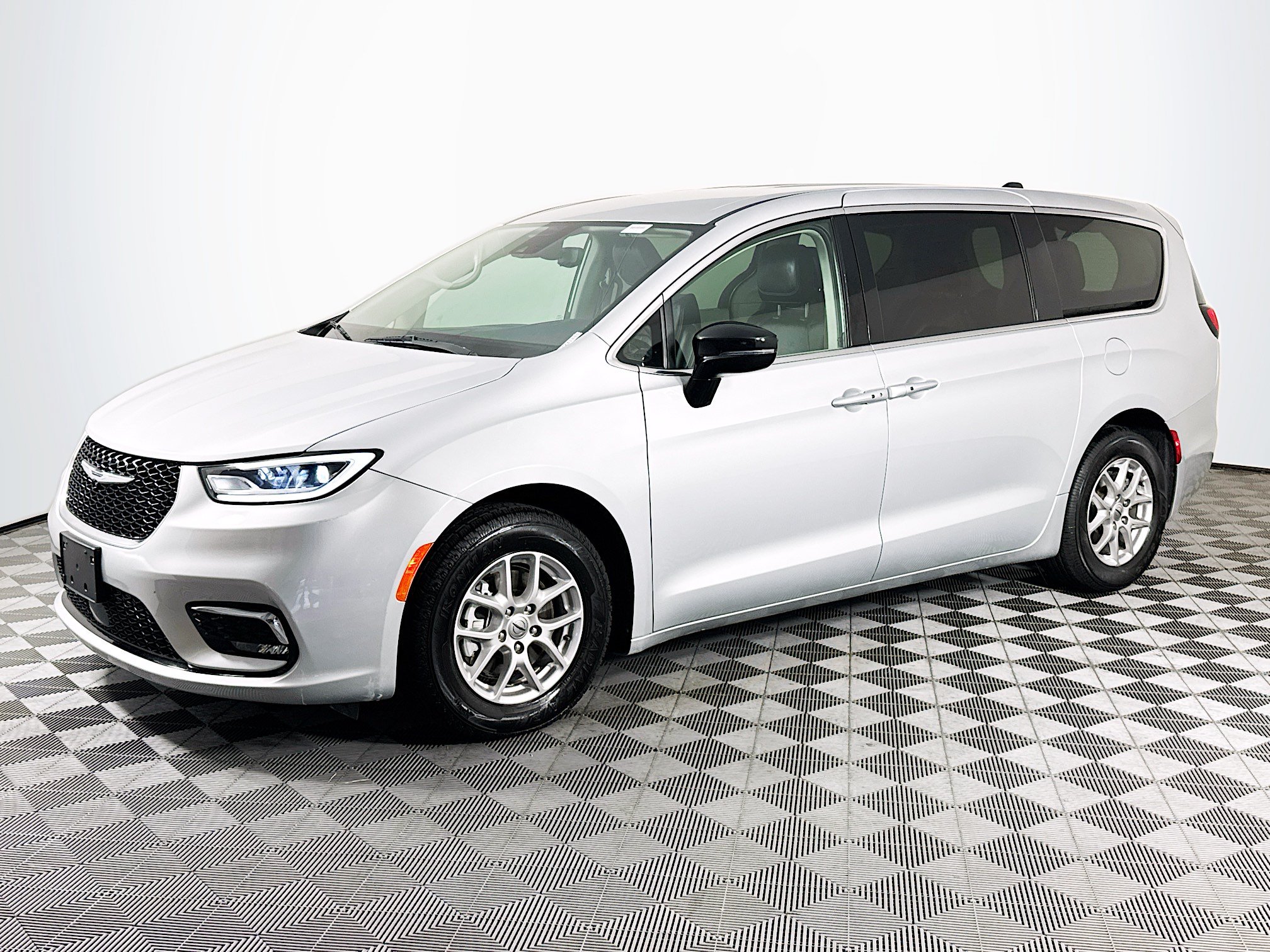 Used 2024 Chrysler Pacifica Touring-L FWD image 4