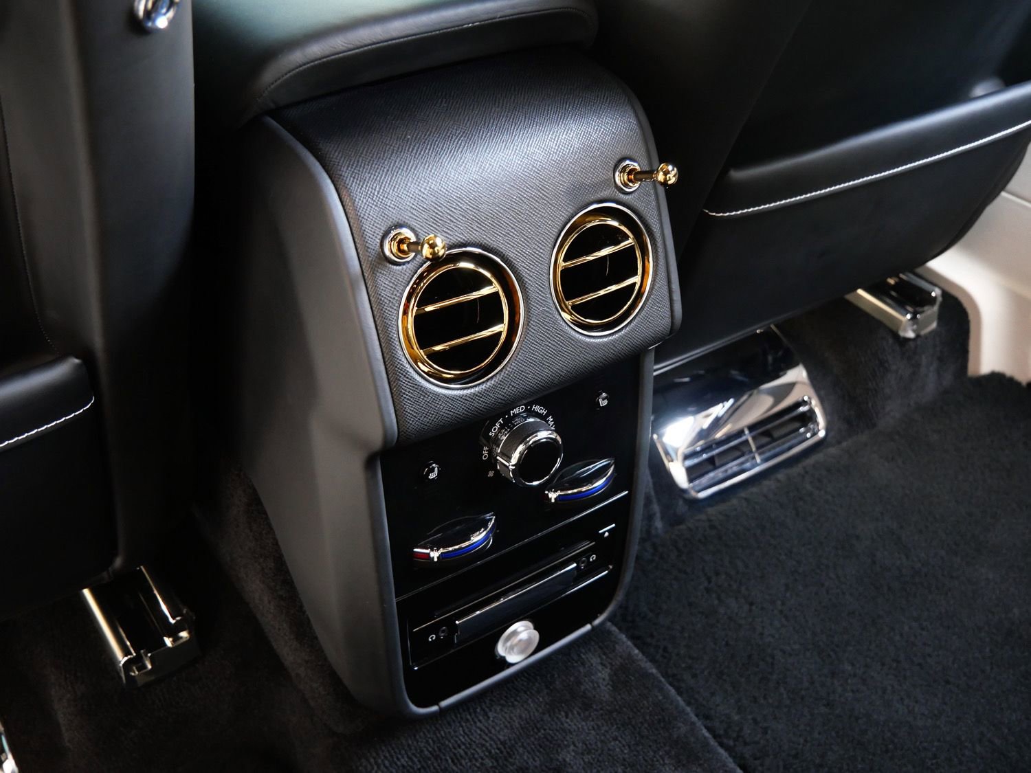 Used 2022 Rolls-Royce Cullinan Black Badge w/ Dark Exterior Package AWD/4WD image 30