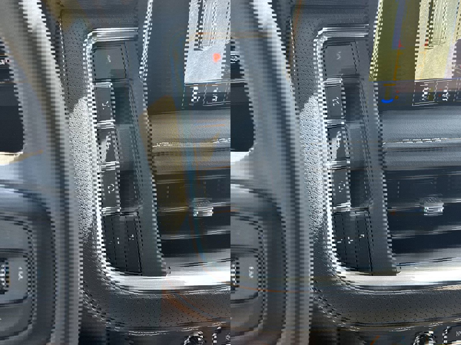 Used 2024 GMC Yukon SLT w/ SLT Luxury Package image 26