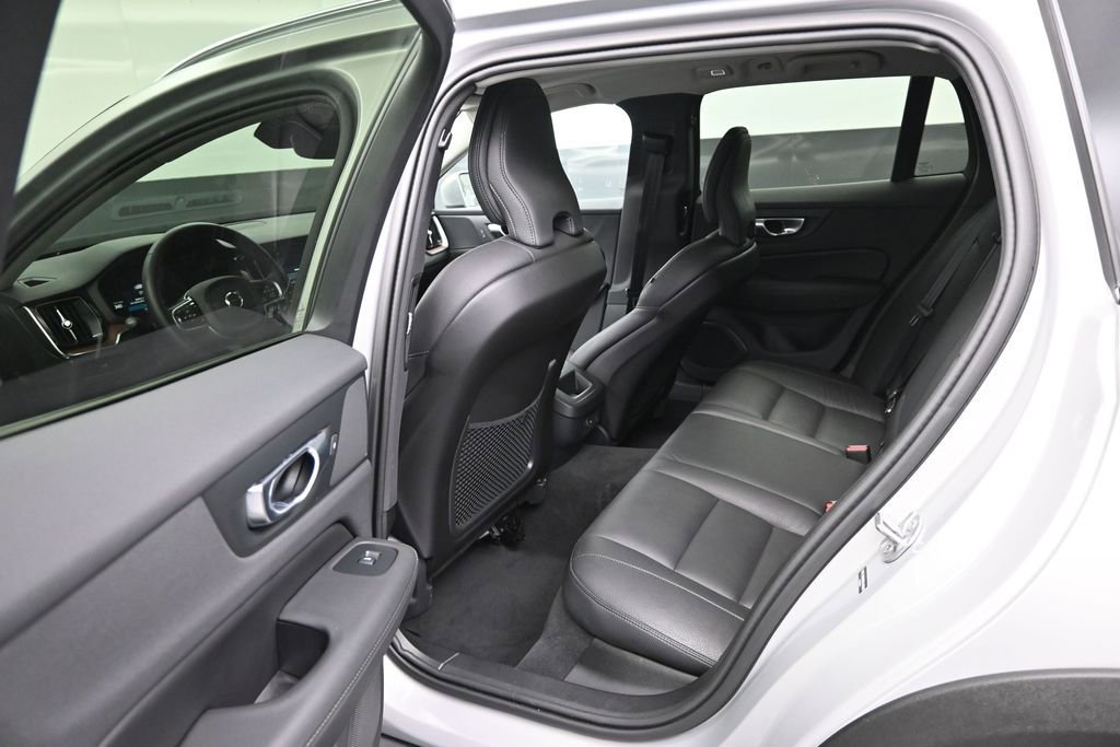 Used 2025 Volvo V60 B5 Cross Country Plus AWD/4WD image 11