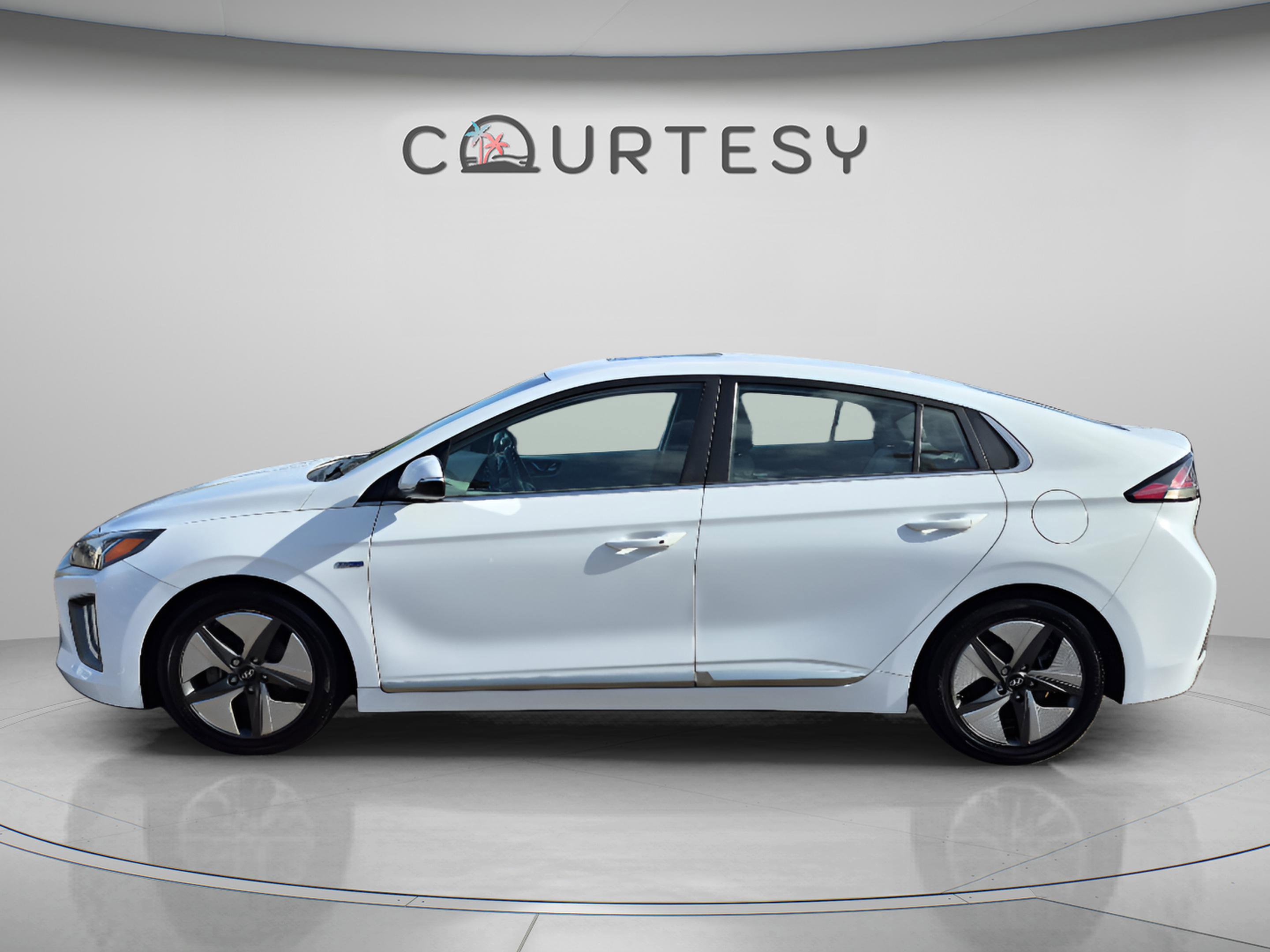 Used 2020 Hyundai Ioniq SEL FWD image 2