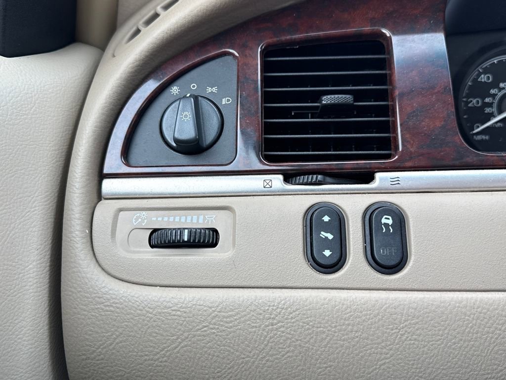 Used 2006 Lincoln Town Car Signature image 22