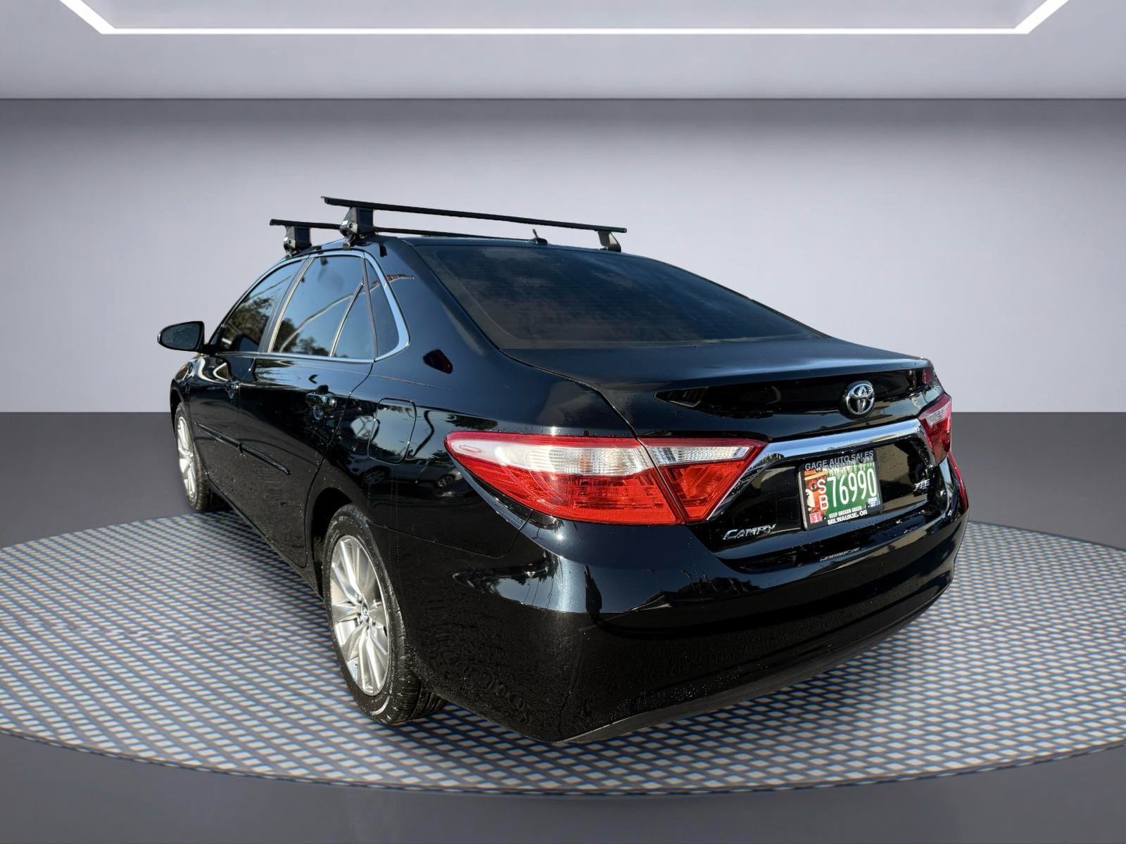 Used 2017 Toyota Camry XLE FWD image 3