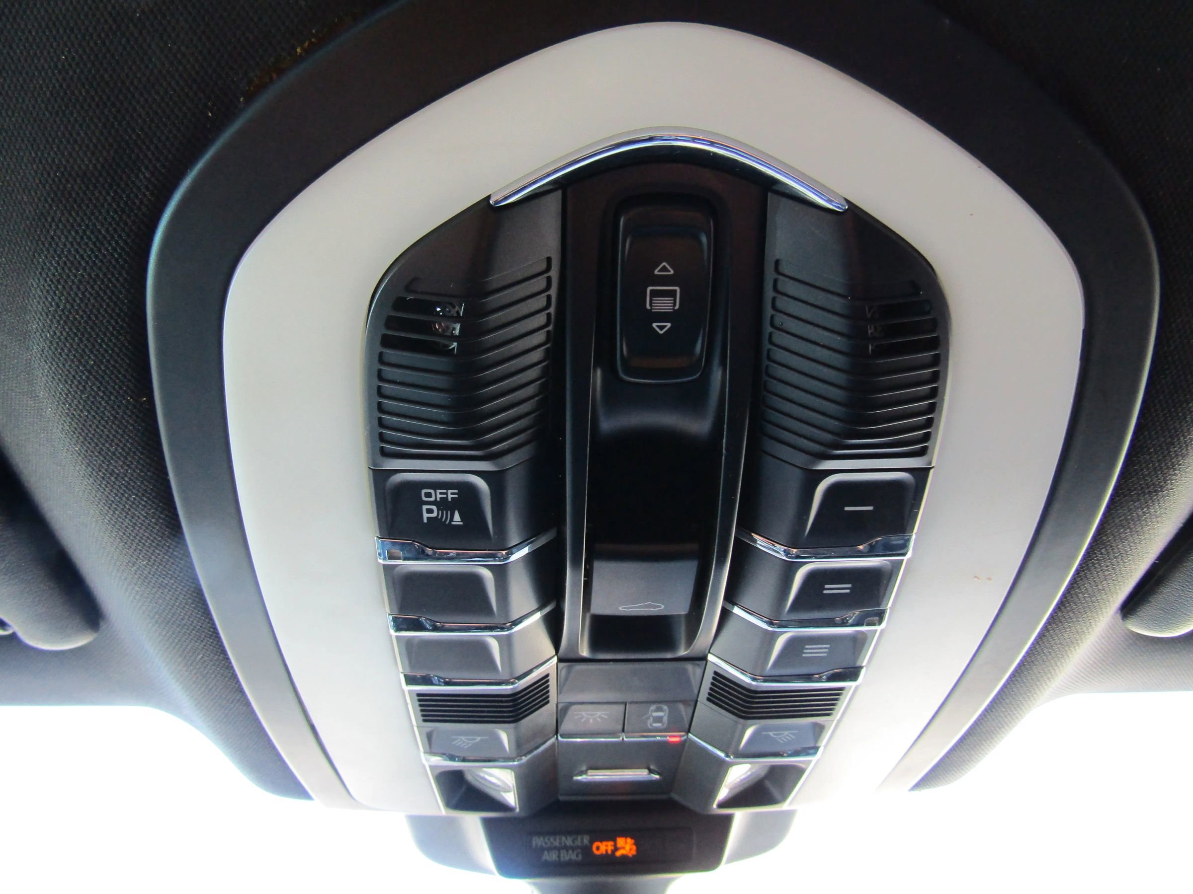 Used 2015 Porsche Macan S w/ Premium Package Plus image 40