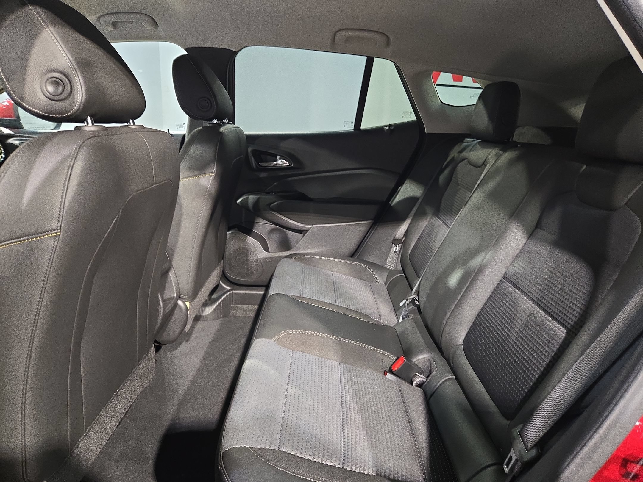 Used 2025 Chevrolet Trax LT FWD image 34