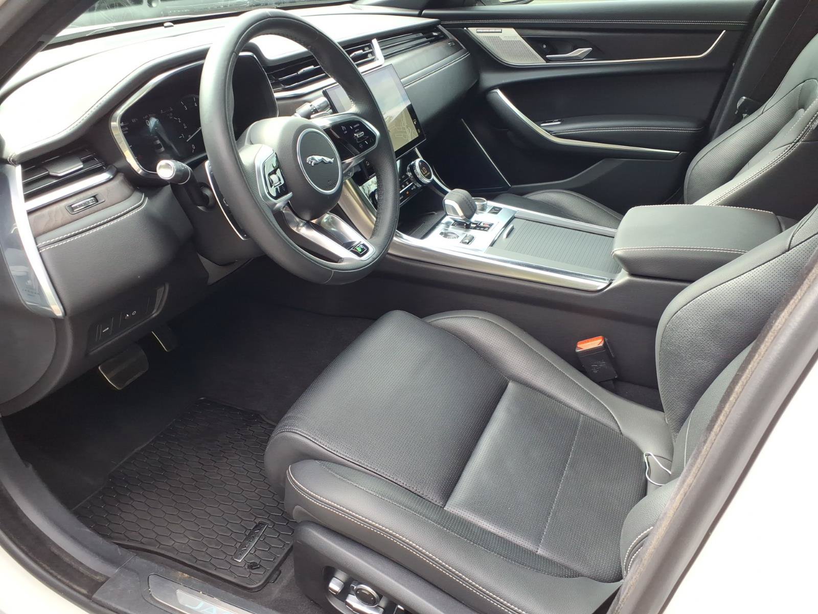 Certified 2022 Jaguar XF R-Dynamic SE AWD/4WD image 17