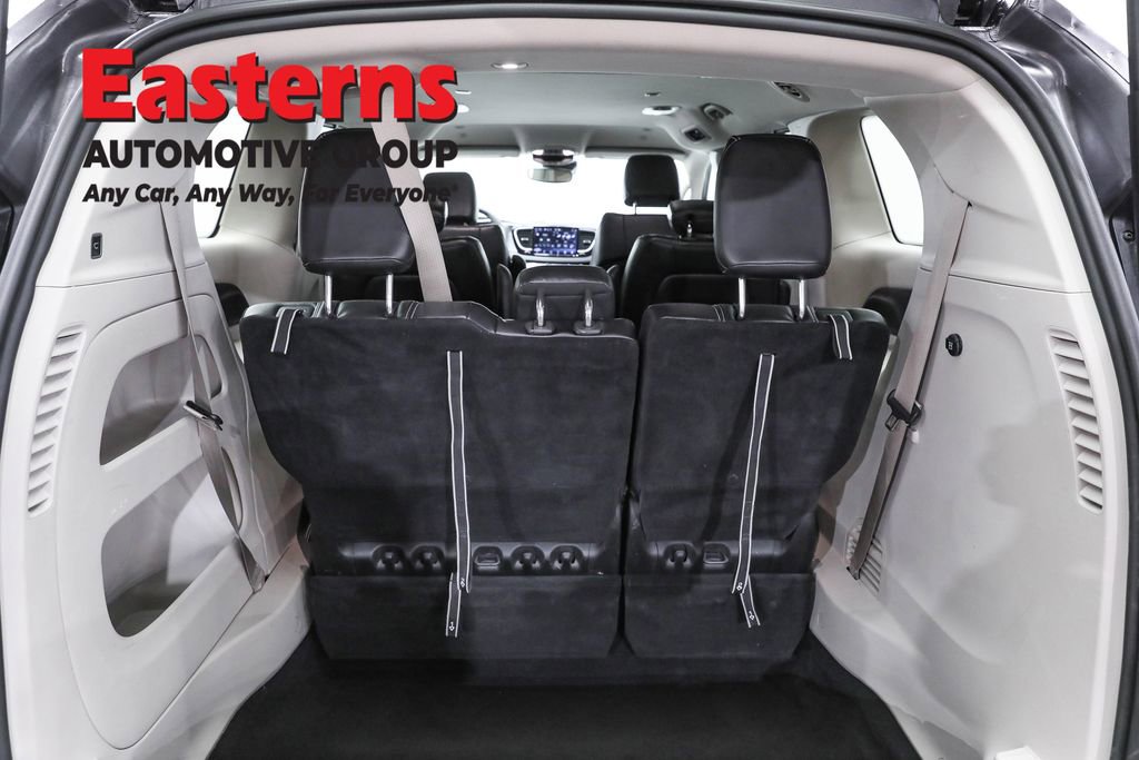 Used 2023 Chrysler Pacifica Touring-L FWD image 9