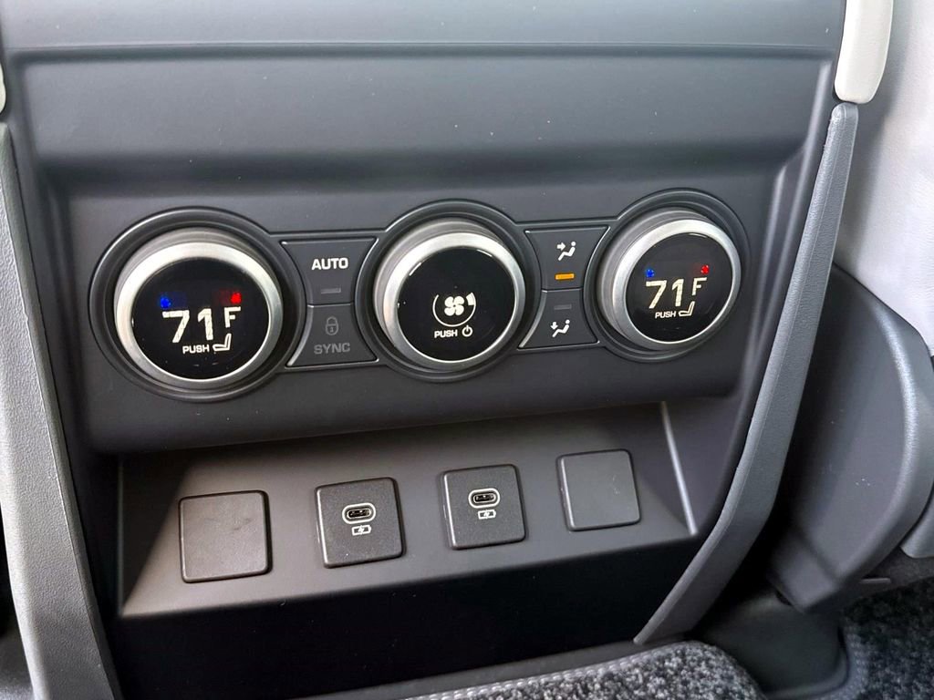 New 2025 Land Rover Defender 130 X-Dynamic SE image 15