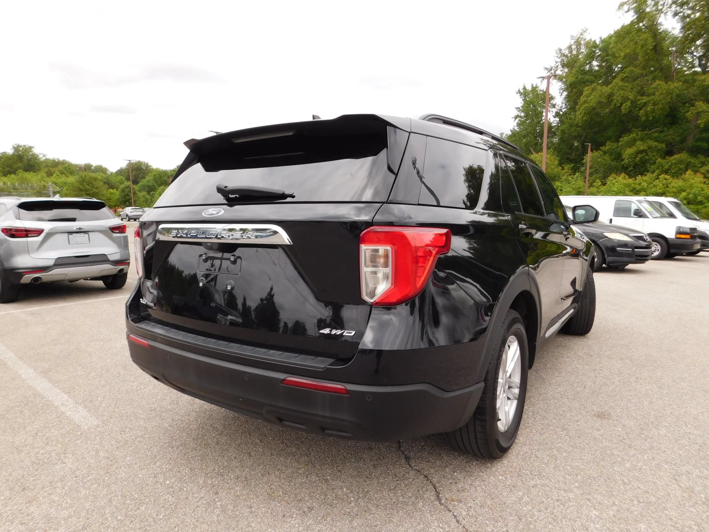 Used 2023 Ford Explorer XLT AWD/4WD image 5