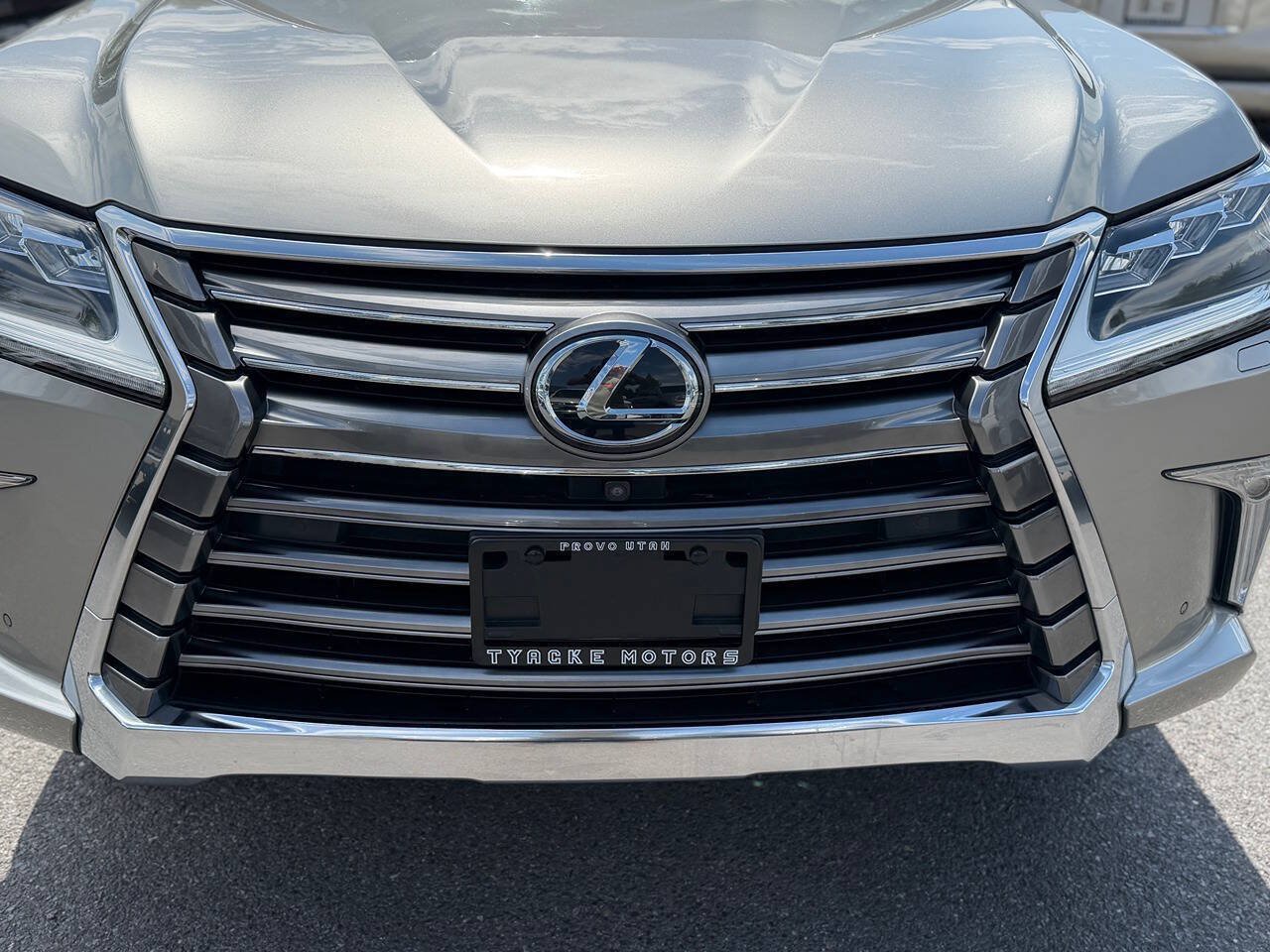 Used 2017 Lexus LX 570 4WD w/ Luxury Package image 18