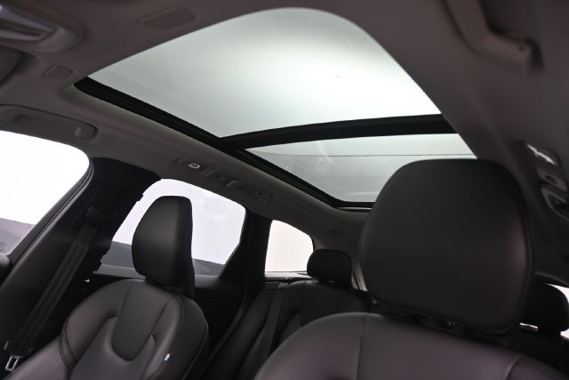Used 2025 Volvo XC60 B5 Core AWD/4WD image 2