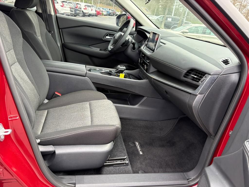Certified 2025 Nissan Rogue SV image 17