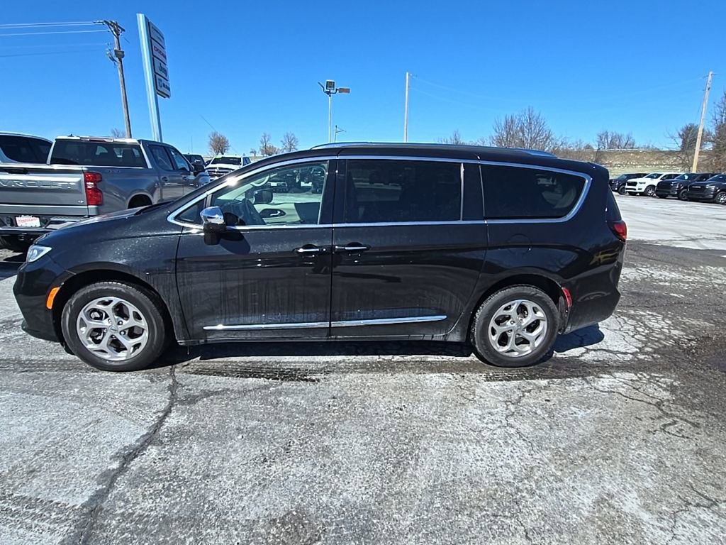 Used 2021 Chrysler Pacifica Limited w/ Uconnect Theater Family Group image 3