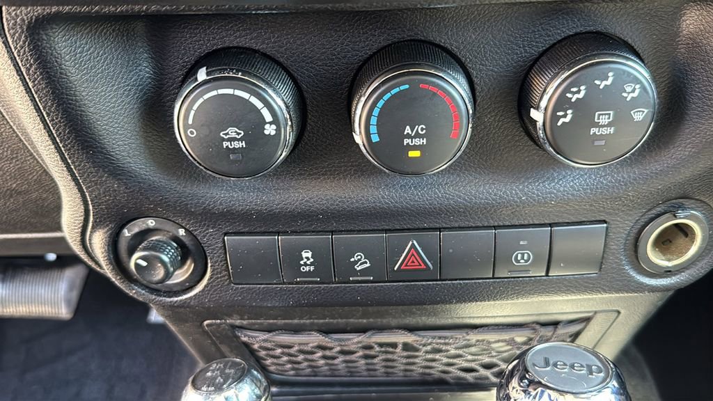 Used 2018 Jeep Wrangler Unlimited Sahara image 33