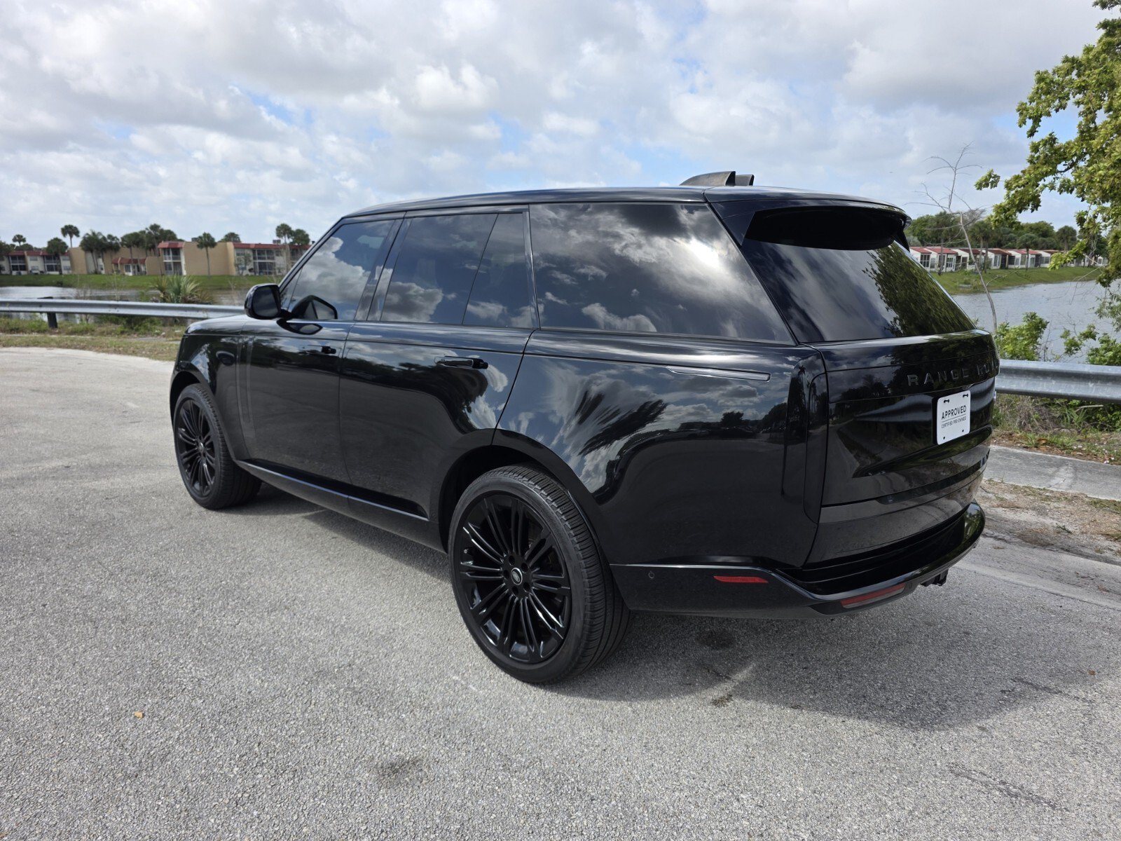 Used 2023 Land Rover Range Rover SE AWD/4WD image 2