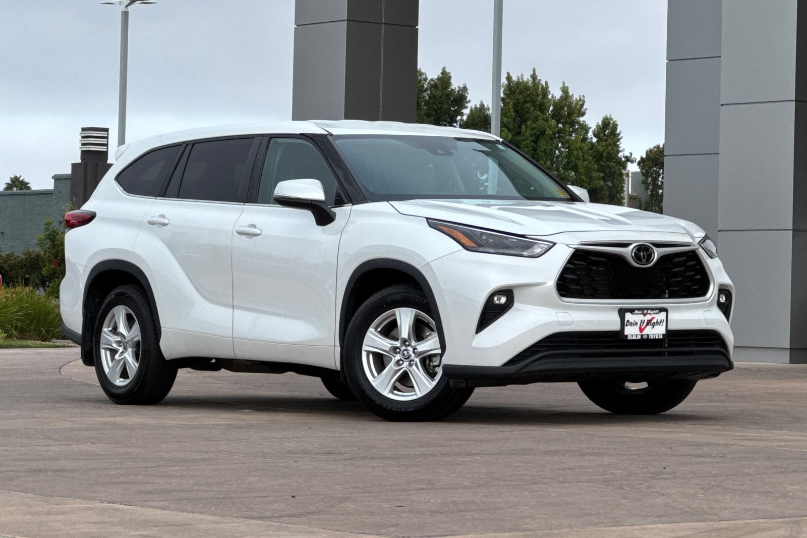 Certified 2023 Toyota Highlander LE AWD/4WD image 2
