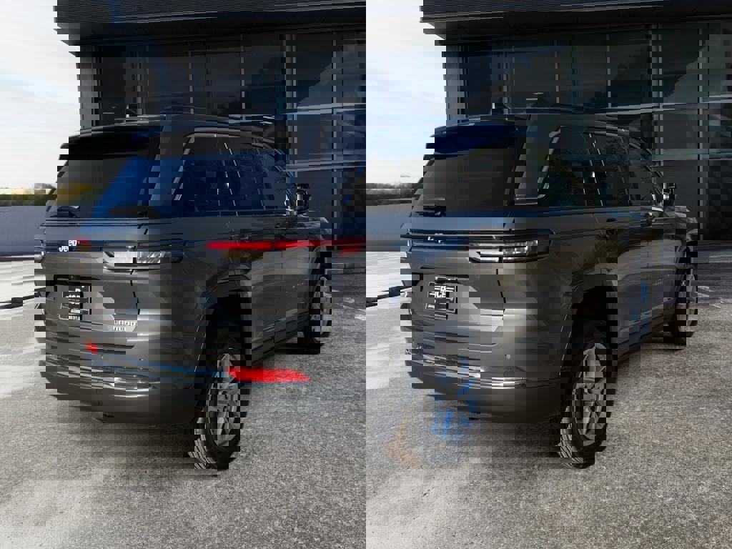 New 2025 Jeep Grand Cherokee Laredo X w/ Luxury Tech Group I image 7