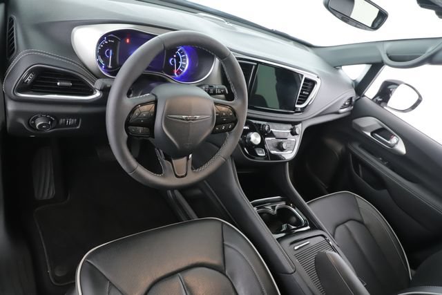 Used 2024 Chrysler Pacifica Premium FWD image 17