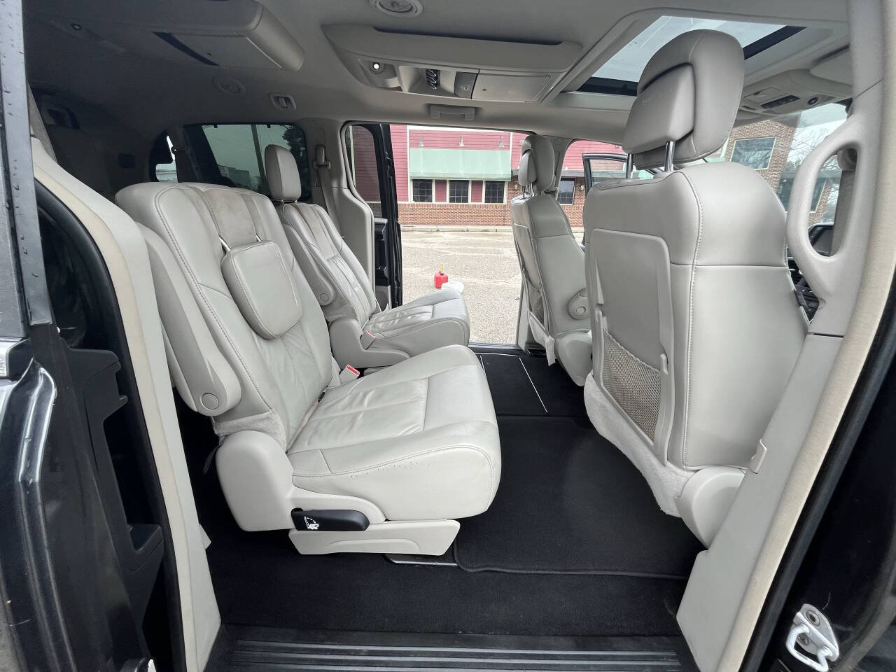 Used 2012 Chrysler Town & Country Limited w/ Luxury Group FWD image 12