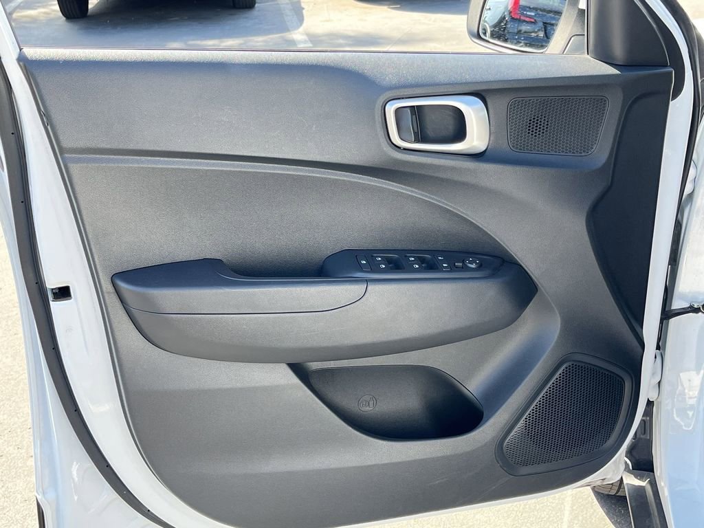 Used 2025 Hyundai Venue SEL FWD image 11