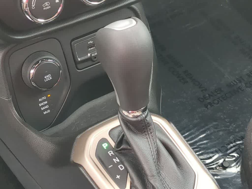 Used 2017 Jeep Renegade Latitude w/ Cold Weather Group AWD/4WD image 27