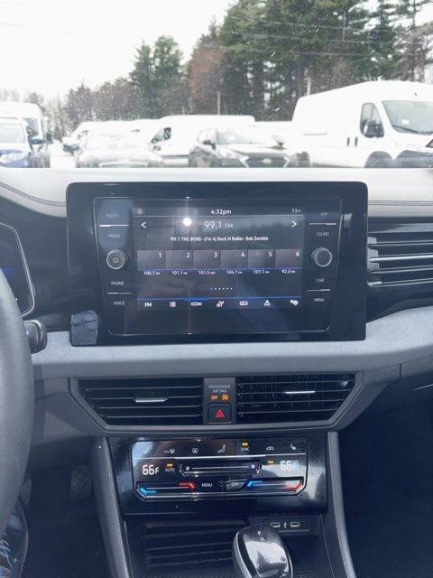 Used 2025 Volkswagen Jetta SE image 12