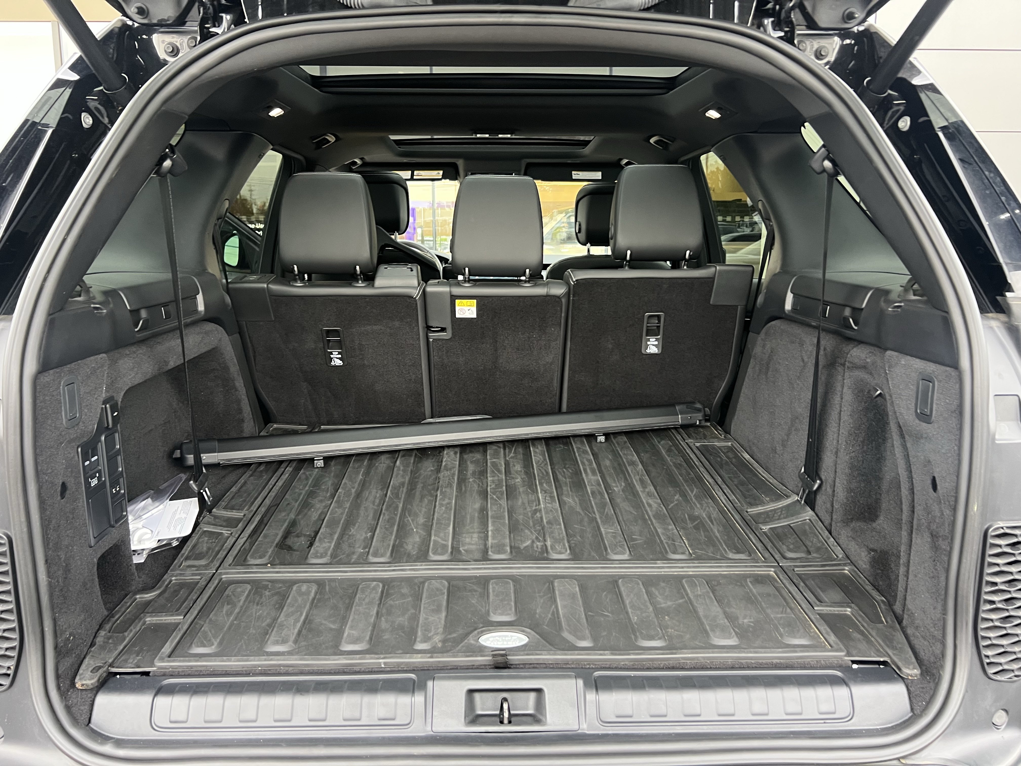Certified 2025 Land Rover Discovery S AWD/4WD image 37