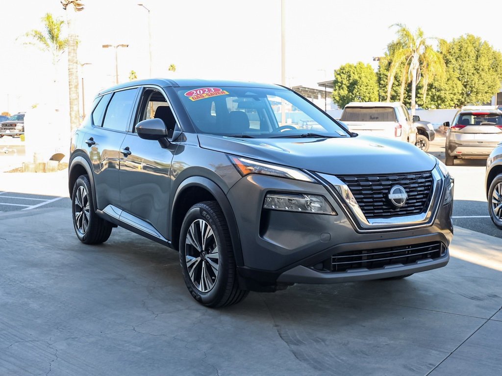 Used 2023 Nissan Rogue SV image 2
