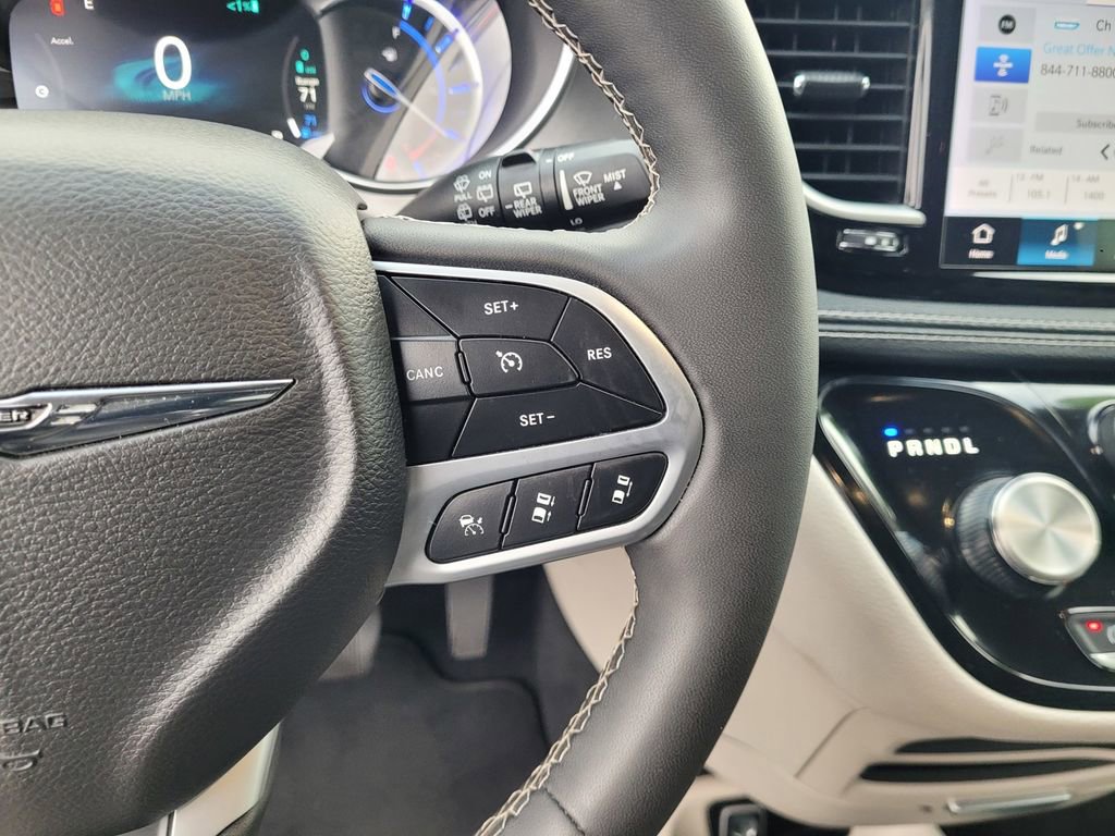 Used 2024 Chrysler Pacifica Select image 24