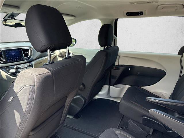 Used 2017 Chrysler Pacifica Touring w/ Tire & Wheel Group FWD image 17