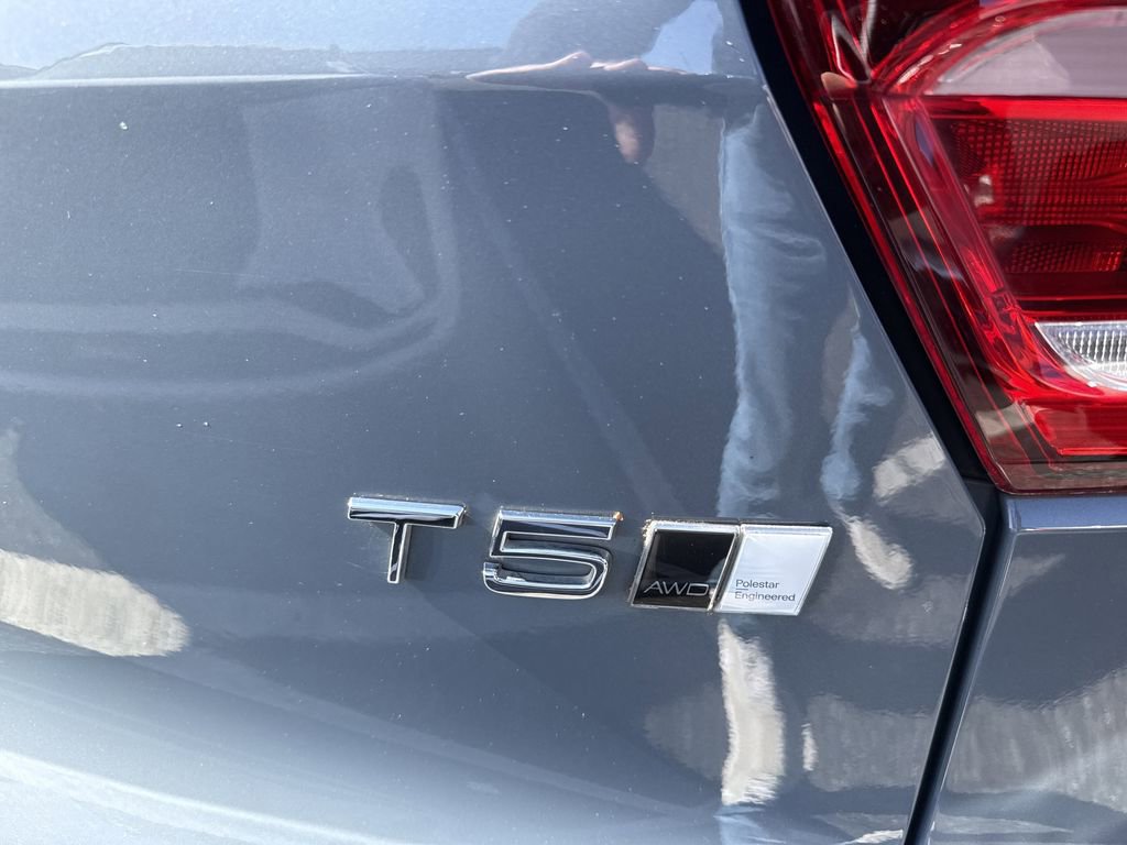 Used 2021 Volvo XC40 T5 Momentum w/ Premium Package image 14