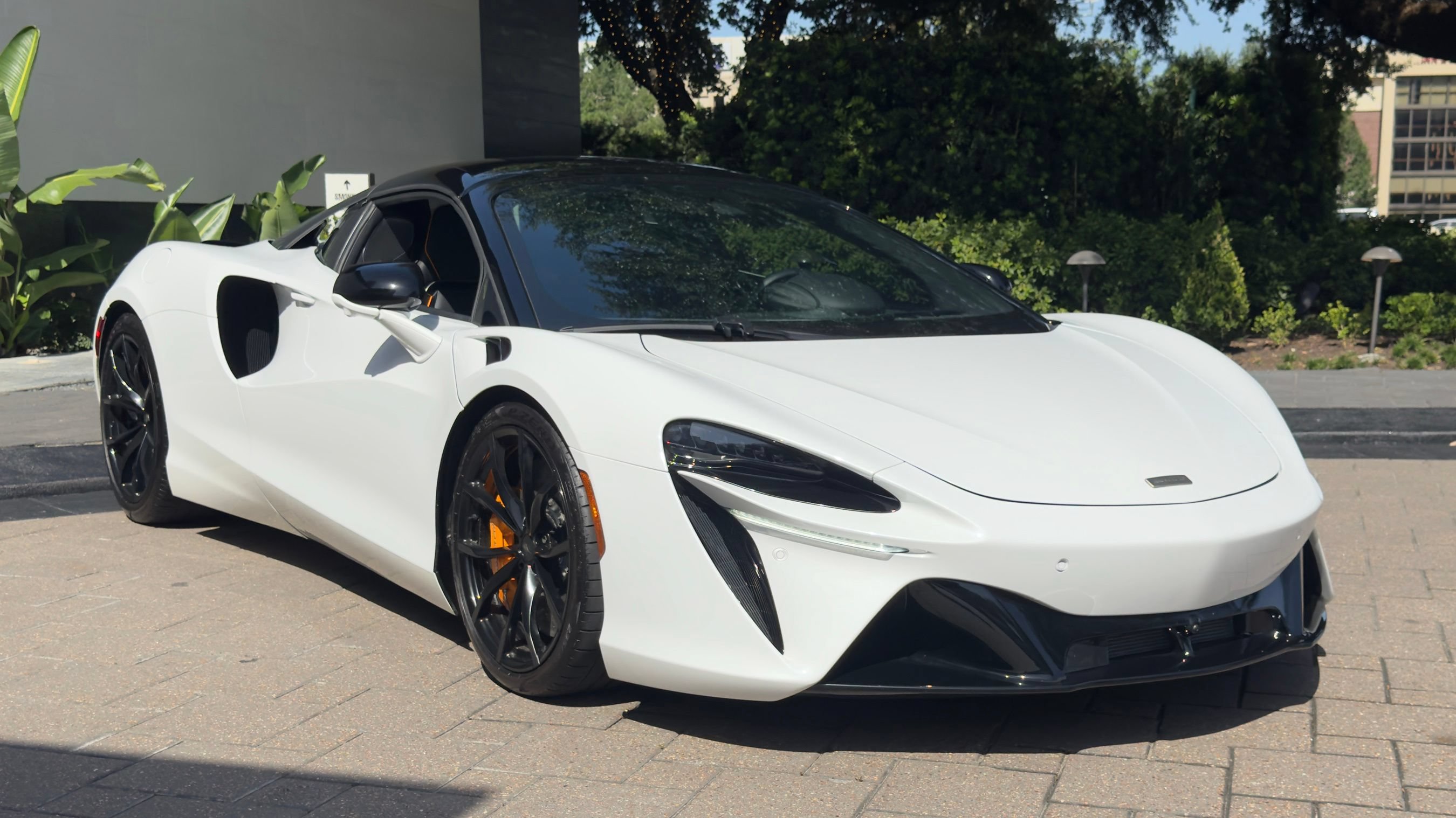 Used 2025 McLaren Artura Spider RWD image 8