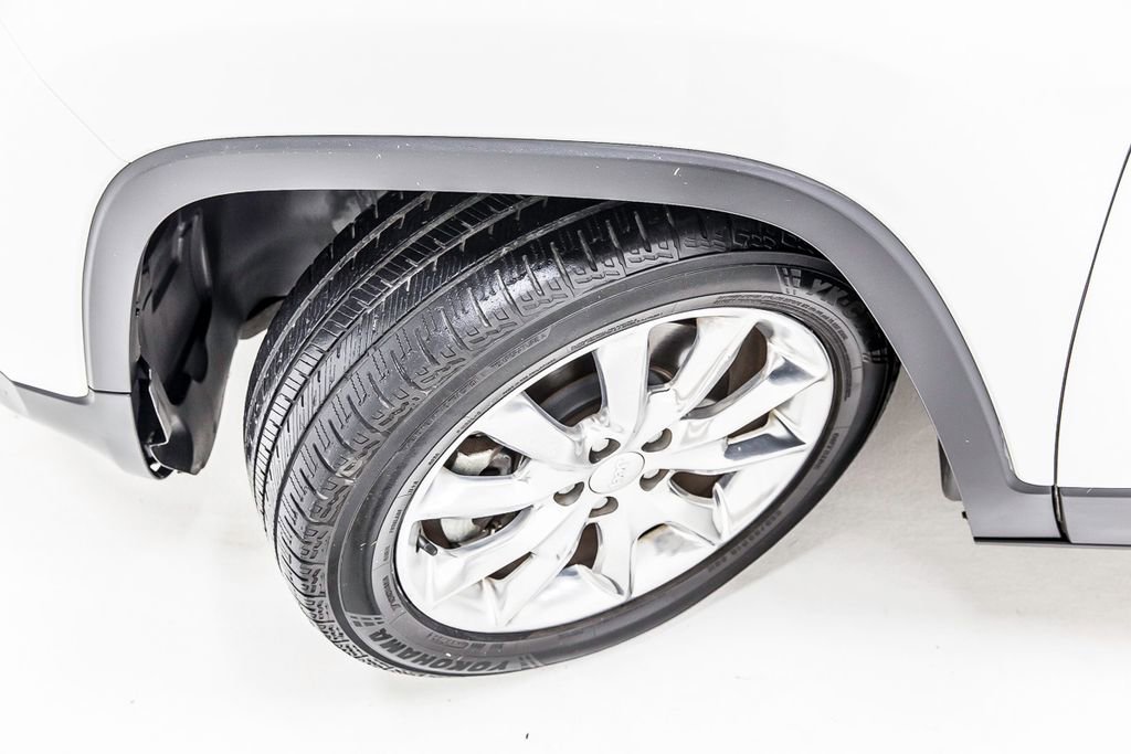 Used 2017 Jeep Cherokee Limited image 12